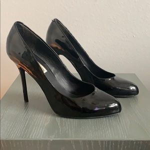 Steve Madden, Closed toe patent leather pumps